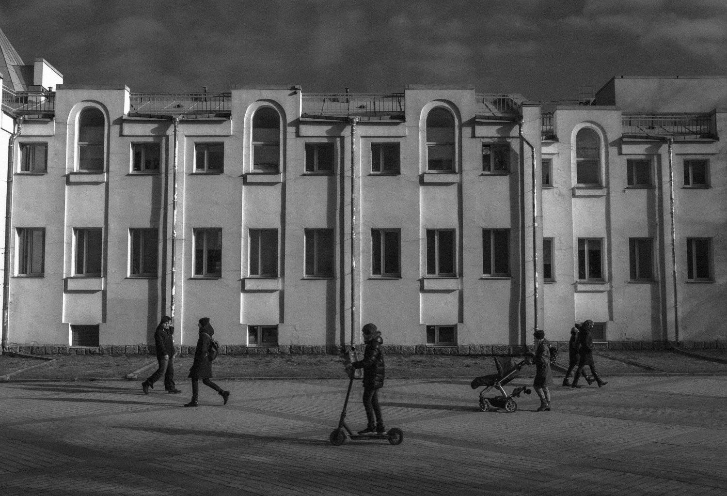 freeze, fanho, moment, movement, lines, diagonal, outdoors, street, bw, blackandwhite, monochrome, facade, sky, architecture, walk, action, движение, диагональ, линии, чб, чернобелое, монохром, улица, прогулка, небо, питер, фасад, архитектура, Евгений Демидов