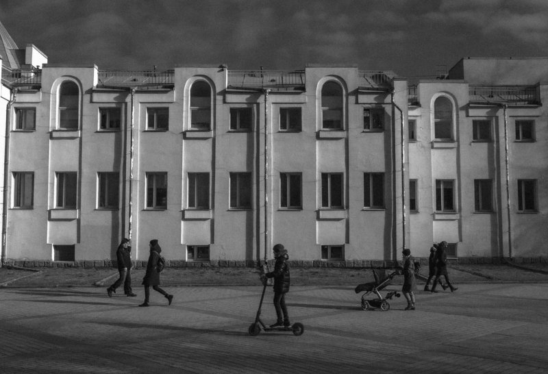 freeze, fanho, moment, movement, lines, diagonal, outdoors, street, bw, blackandwhite, monochrome, facade, sky, architecture, walk, action, движение, диагональ, линии, чб, чернобелое, монохром, улица, прогулка, небо, питер, фасад, архитектура line cross фото превью