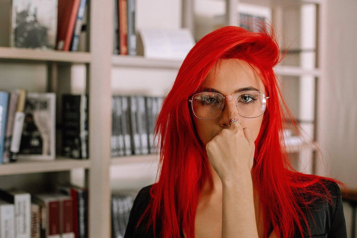 девушка,портрет,красные волосы,цвет,библиотека,книги,чиальный зал,очки,образ, Светлана