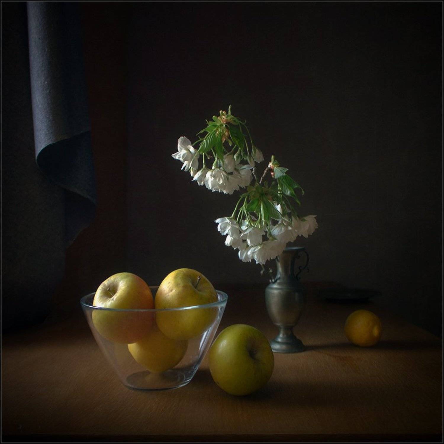 Натюрморт с веточкой сакуры. Автор: Stein Georg , Stein Georg