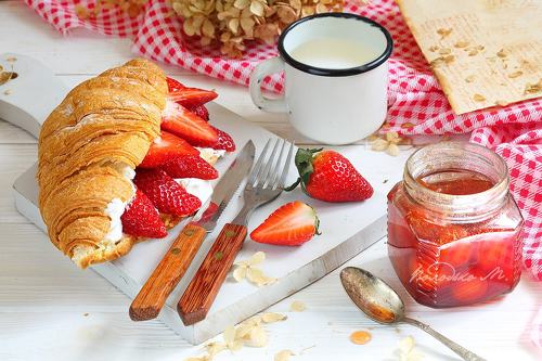 Круассан с клубникой