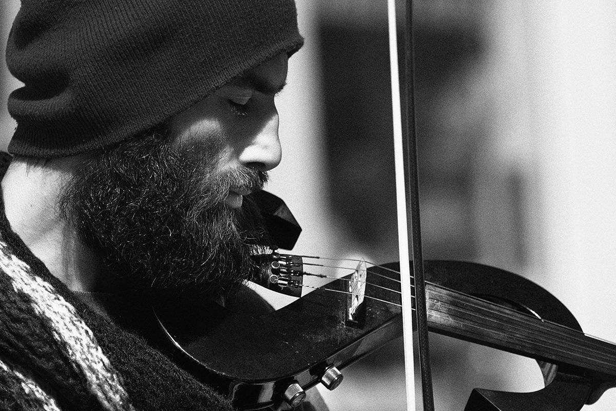 чб фото портрет, жанровый уличный мужской портрет, музыканты, Vera Trandina