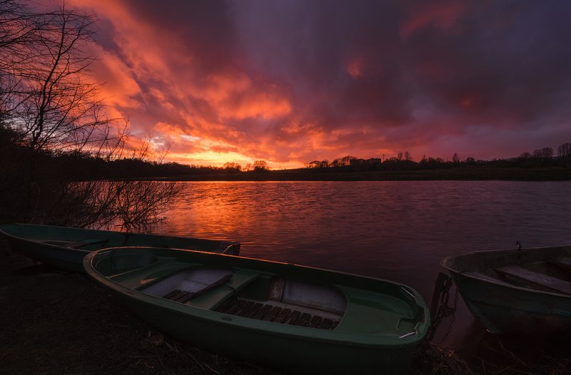 закат, апрель, река, лодки Полыхнуло... фото превью