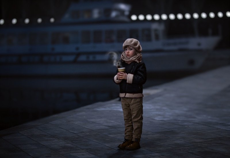 девочка, детство, вечер, порт, чай, зябко, сумерки, вода, корабль, речка на причале фото превью