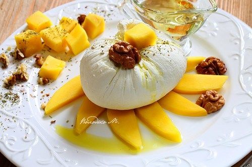 Сыр с ломтиками манго и орехами