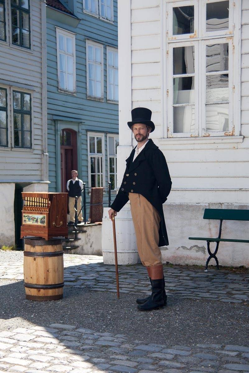 старый город, Берген, мужчина, цилиндр, костюм, шарманка, Сергей Козинцев