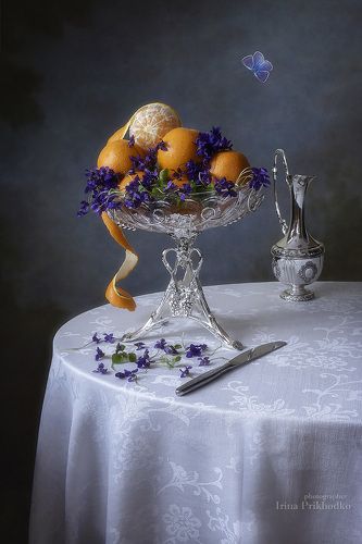 Апельсины в фиалках
