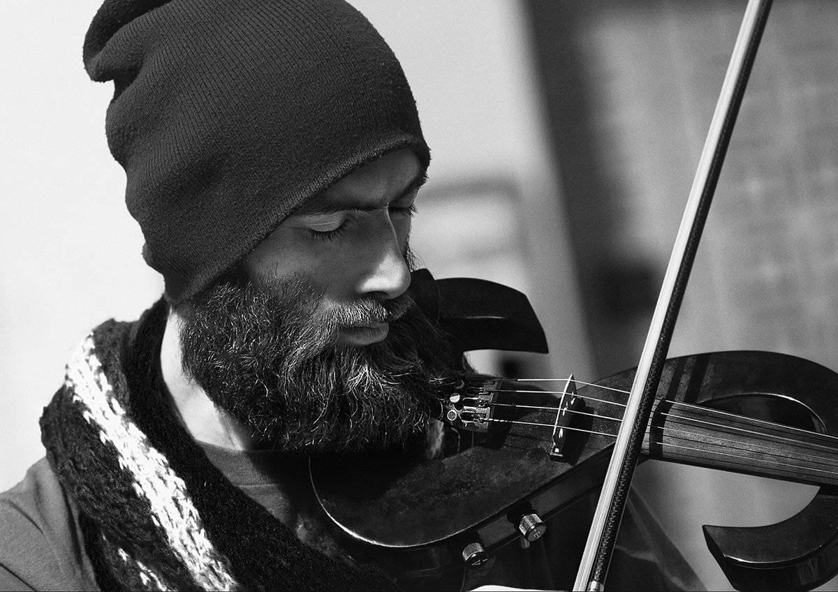 чб фото портрет, жанровый уличный мужской портрет, музыканты, Vera Trandina