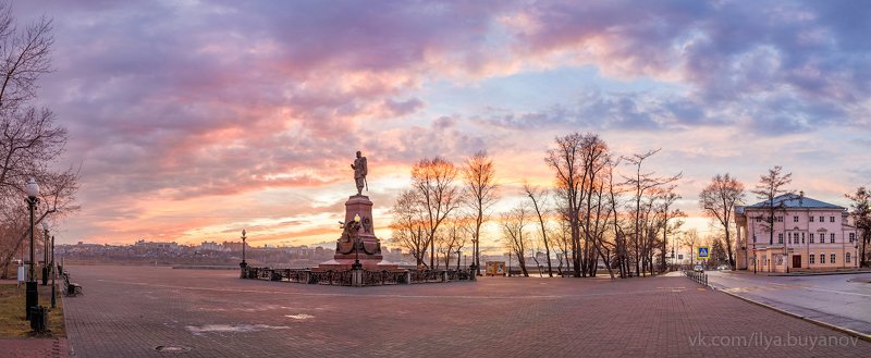 Иркутск. Памятник Александру III - основателю Транссиба. фото превью