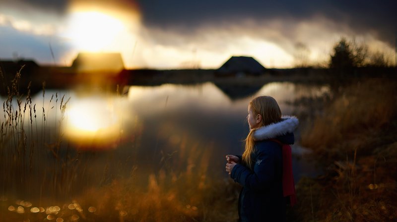 портрет, девочка, озеро, на озере, красота природы, природа, цвет, свет, закат, закат на озере, тишина, истории из детства Истории из детства. Тишина на озере фото превью