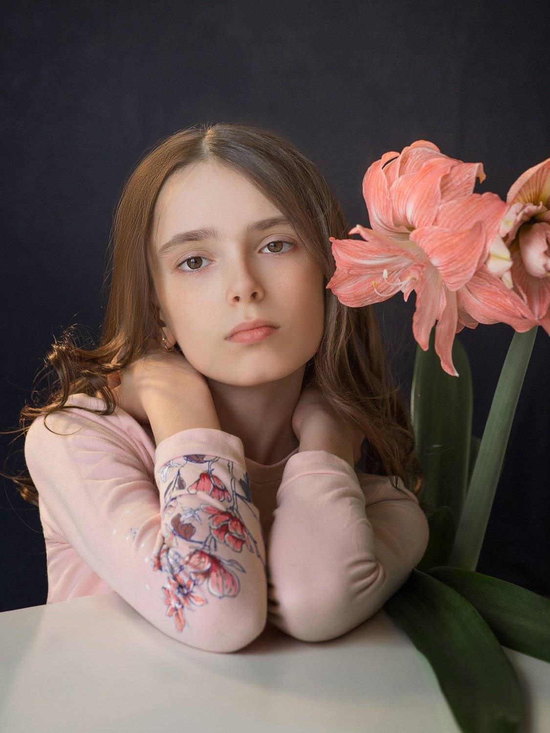 красивая девушка, амарилис, дневной свет, карантин, изоляция., Оксана Ведмеденко