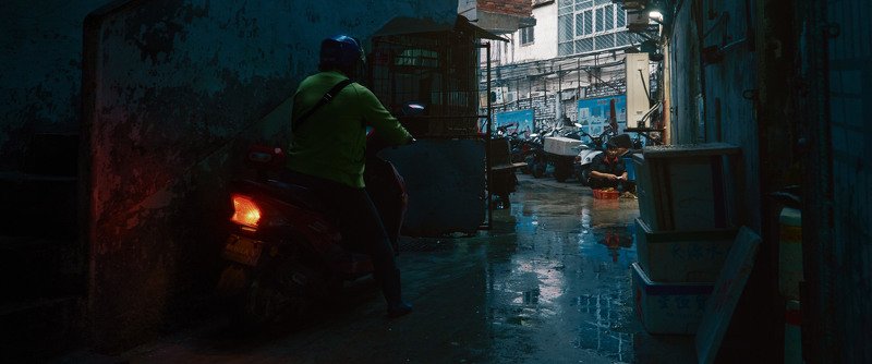 bike, woman, light, shadow, street, narrow, cinematic, cine, colors, colorgrading, colorgrade Near the fish market фото превью
