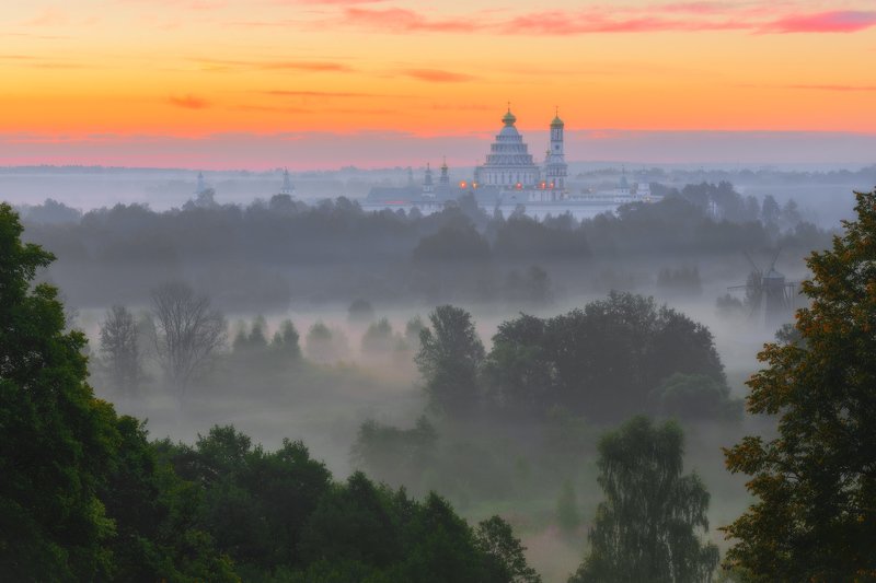 лето, рассвет, солнце, туман, деревья Новоиерусалимский монастырь в рассветном тумане. фото превью
