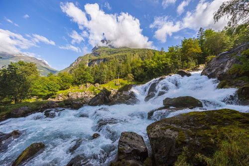 Горная речка в горах Гейрангера. Норвегия.