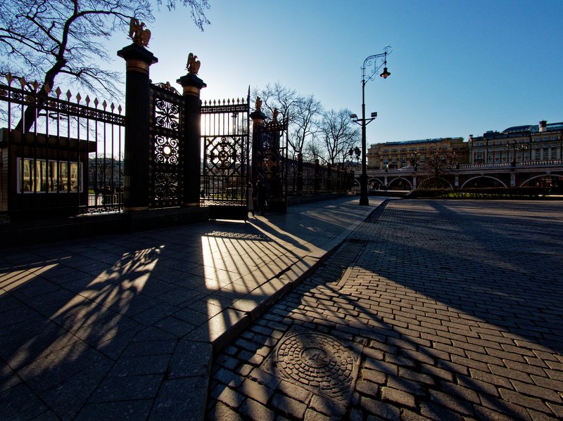 город, Москва, архитектура, свет, тень  Добро пожаловать в Александровский сад  фото превью