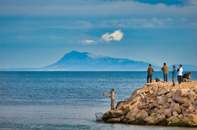 море, пейзаж, волны, вода, небо, облака, рыбалка, люди Воскресная рыбалка фото превью