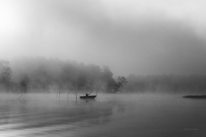 чб монохром рыбак утро туман река волга В ритме утра фото превью