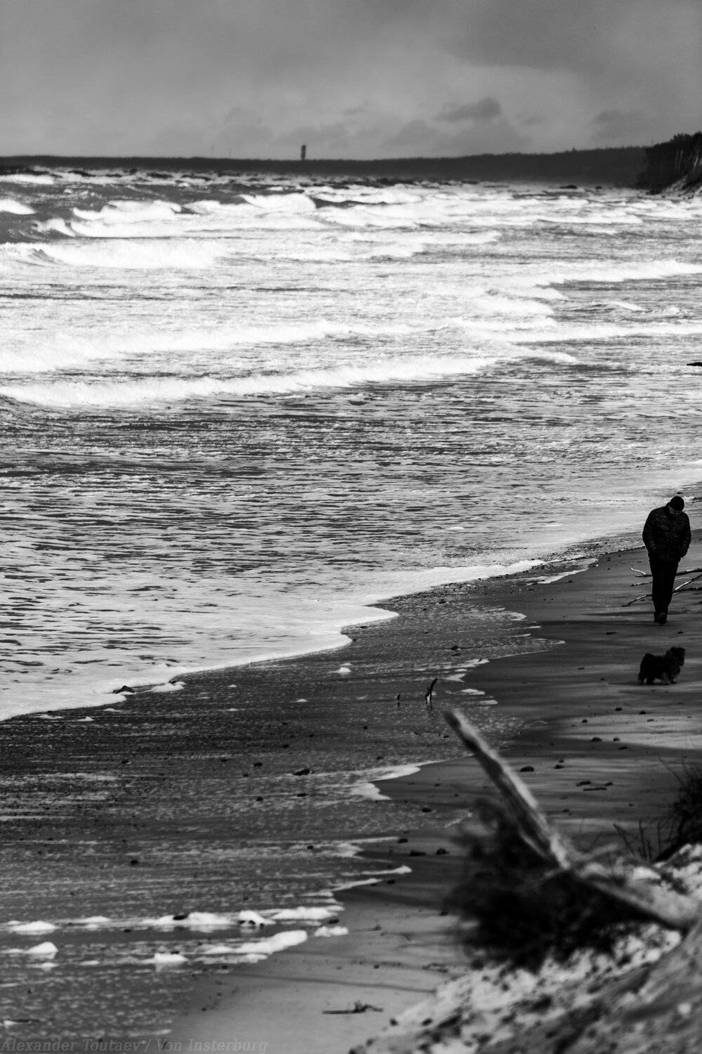 море, балтика, балтийское море, люди, человек, черно-белая фотография, чб, волны, природа, монохром, black and white, monochrome,, АлександрТутаев