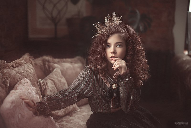 принцесса, диван, коричневый, корона, красивая, кудри, рыжий, интерьер Принцесса фото превью
