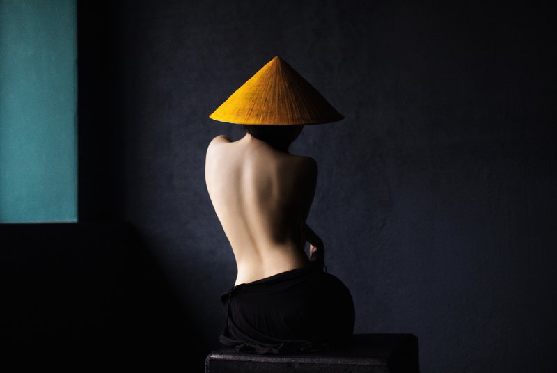 figure, beautiful figure, silhouette, beautiful, girl, youth, hat, yellow, mustard, monochrome, model, vase, triangle, geometry, window, sunlight, back, dark, art, Asia фото превью