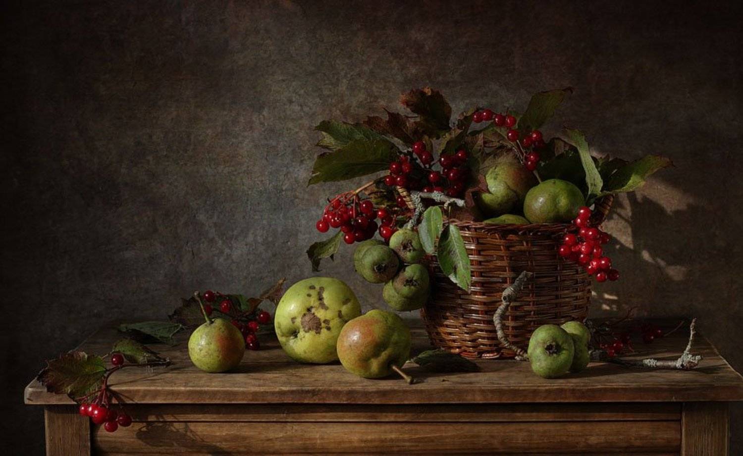 натюрморт, стол, корзина, груша, калина, Галина Рябикова-Багузова