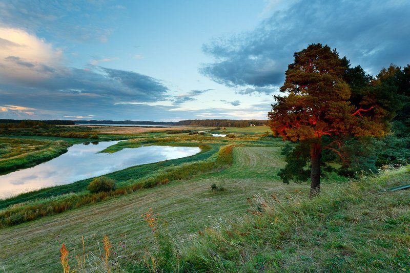 сороть, михайловское, савкина горка, часовня, пушкинские горы Летний вечер на Савкиной Горке фото превью
