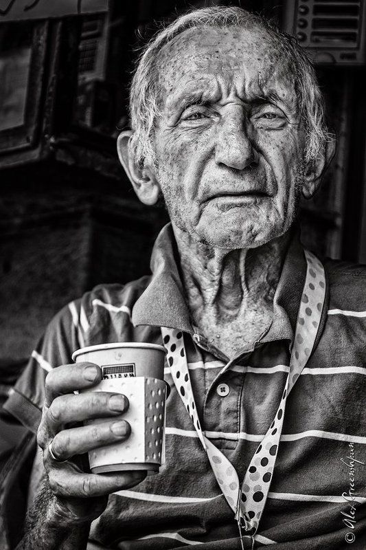 man,coffee,street,portrait,people,expression,emotion,hand,cup,age,elderly,old,gaze,eyes,life Coffee Break фото превью
