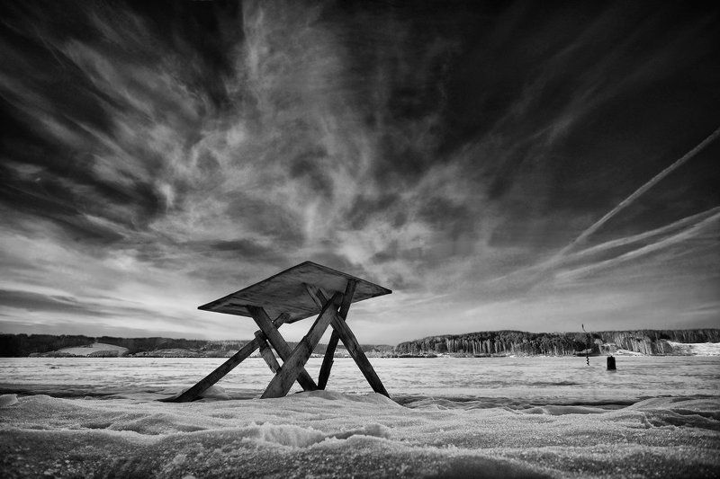 Про стол, который вышел на берег, потому что не хотел встречать Новый Год в одиночестве фото превью