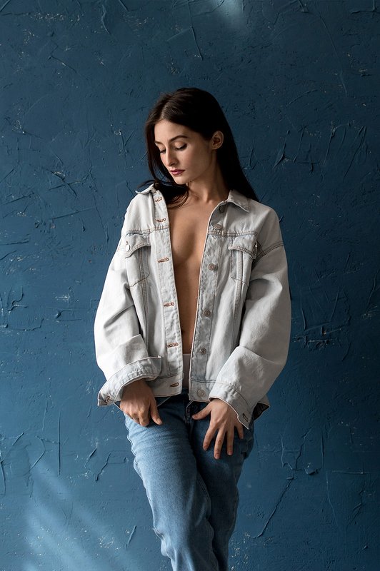 in blue фото превью