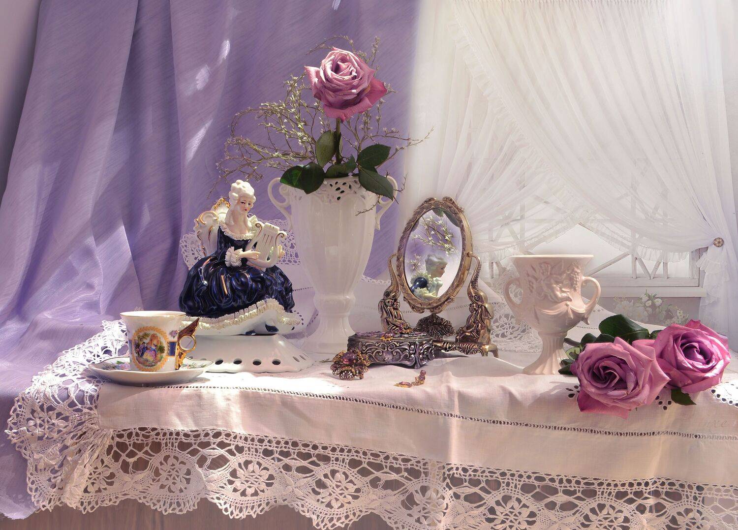 still life,натюрморт, весна, фото натюрморт, цветы,розы, зеркало, статуэтка, отражение, фарфор, весна, апрель, настроение, дамские штучки, Колова Валентина