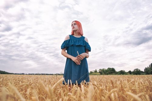 Девушка и пшеничное поле