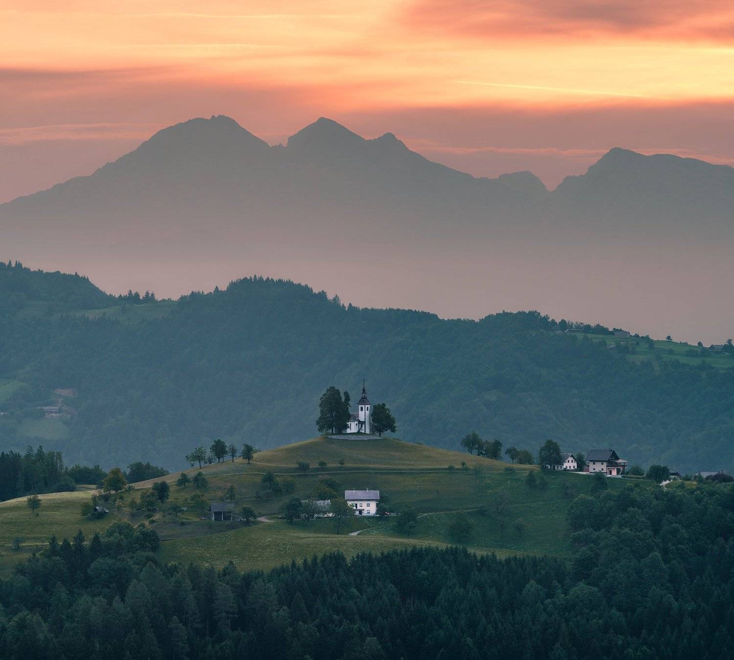 slovenia, sv. tomaz, mountains, church, hill, morning, sunrise, dawn, travel, summer, village, countryside, forest, словения, горы, церковь, холм, рассвет, утро, путешествие, лето, деревня, лес, Сергей Серушкин