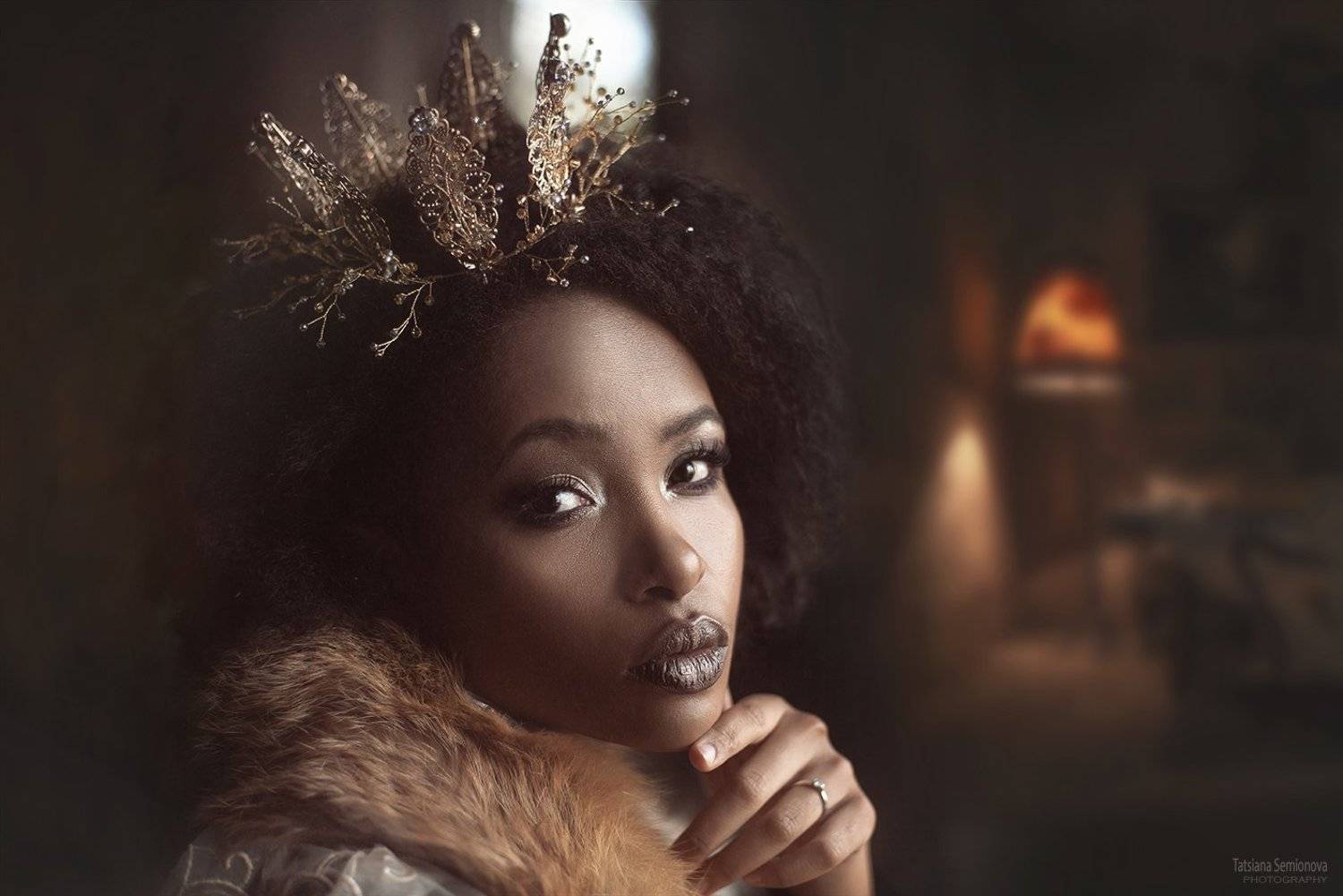 люди  мода  красивая женщина  красота  мех  портрет  один человек  крупный план  утонченность королева корона коричневый, Семенова Татьяна