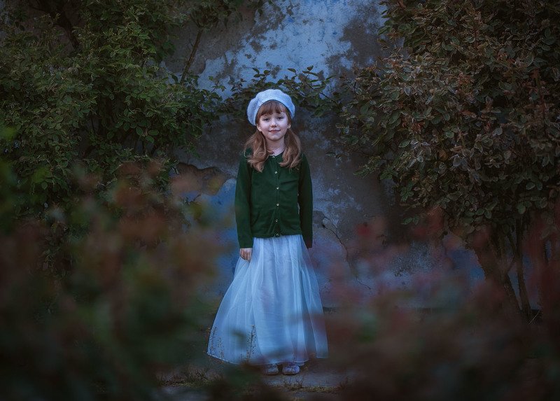 девочка ребенок детство голубой парк заброшенность весна вечер в заброшенном саду. фото превью