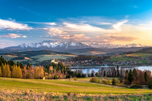 Zamek Dunajec nad Czorsztynem z Tatrami w Tle