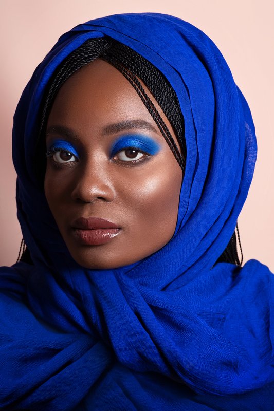 Девушка синий шарф гламур красотка  Девушка в синем шарфе фото превью