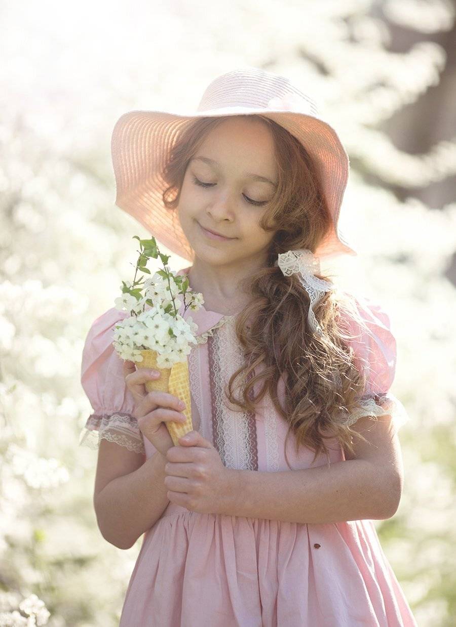  детская фотосессия, семейная фотосессия, семейный фотограф, детский фотограф, обучение фотографии, уроки фотографии, обучение ретуши, конторой свет, теплая обработка, дети, семья, фотошкола, Валерия Мороз фотограф, портрет, цветение, цветущее дерево, вес, Валерия Мороз