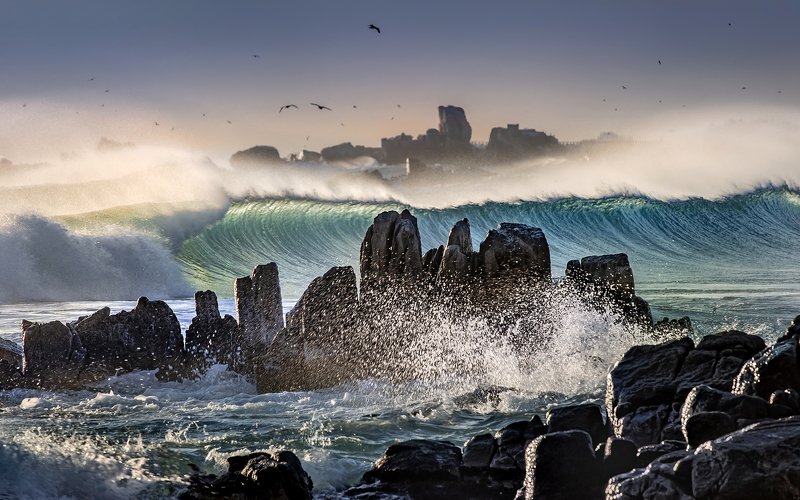 Sculpture above the waves фото превью