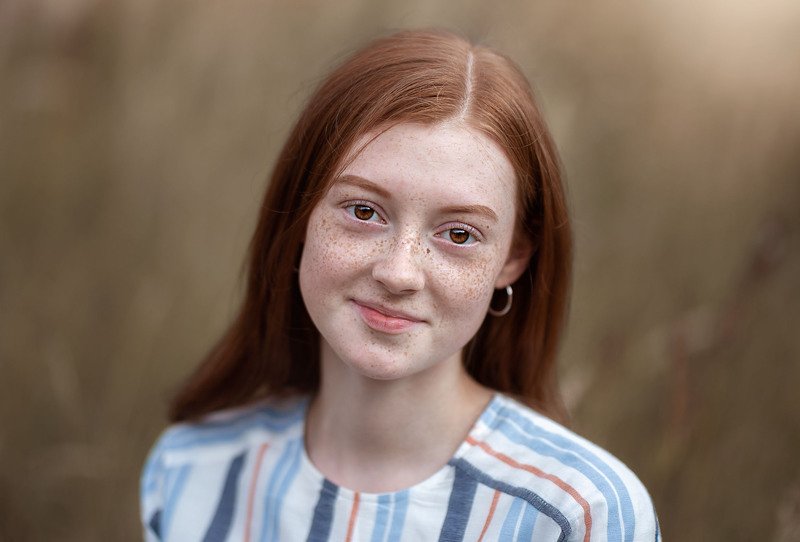 рыжеволосая девушка веснушки осень улыбка взгляд глаза естественность натуральность красавицы портрет фото превью