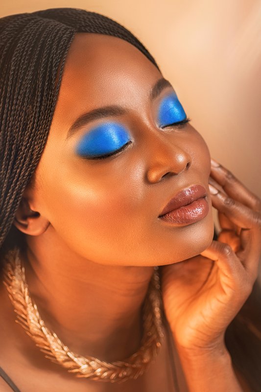 Девушка макияж синий золото мечта темнокожая шоколад Синий мейк фото превью