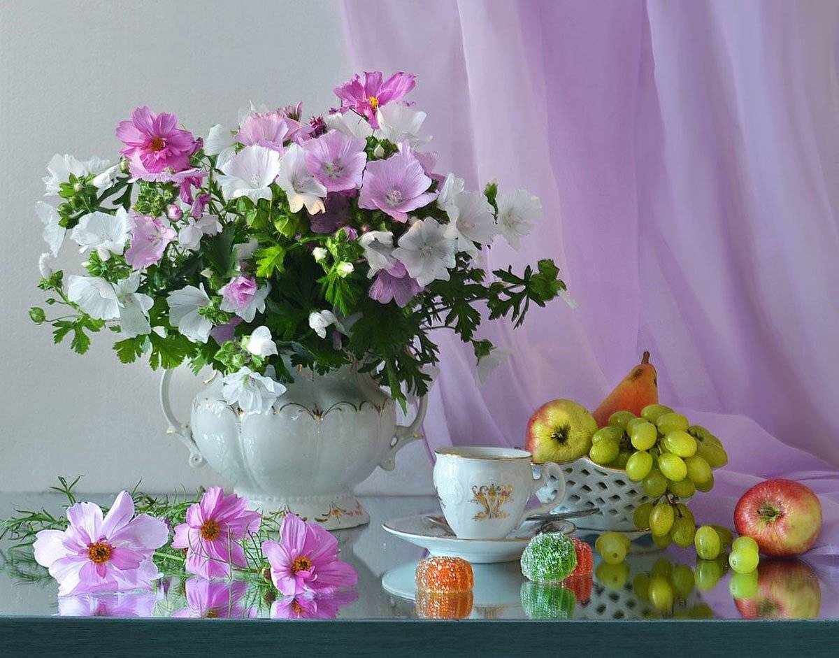 still life, натюрморт, цветы, фрукты, фото натюрморт, фарфор, отражение, настроение, апрель на исходе, космея, зеркало, весна,, Колова Валентина