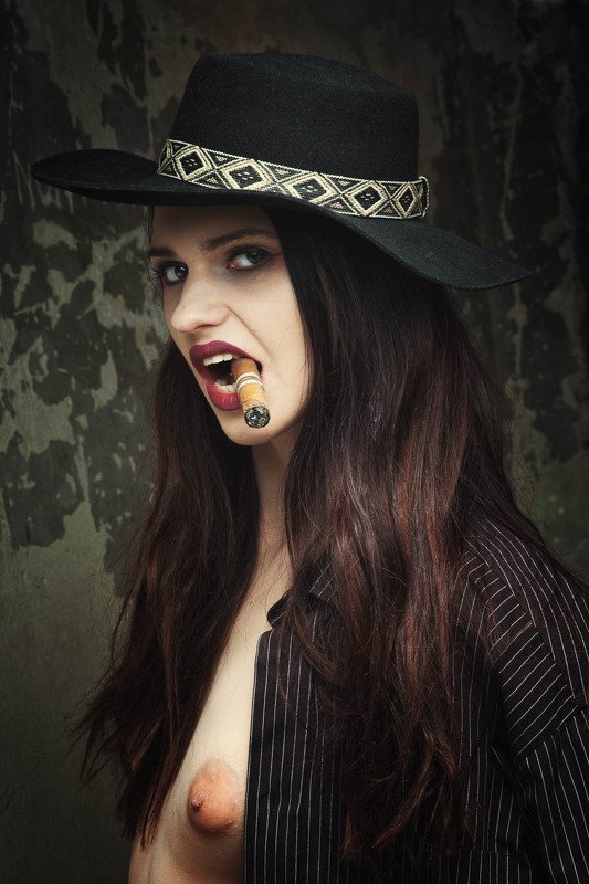 girl, woman, арт, женщина, nude, ню, девушка, модель, model, man, человек, black and white, color, must be funny In the rich men\'s world | Должно быть смешно В мире богачей фото превью