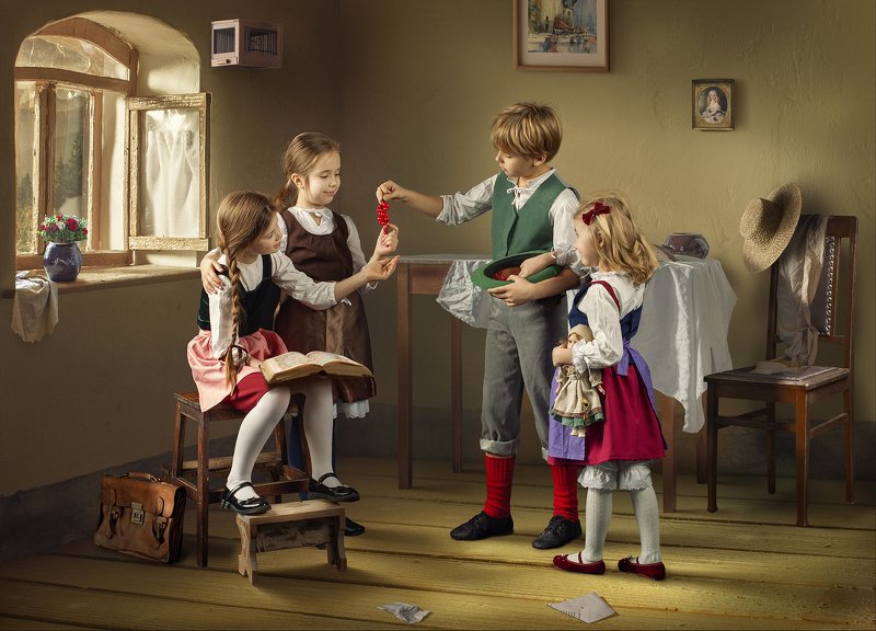 The boy treats girls with wild berries фото превью