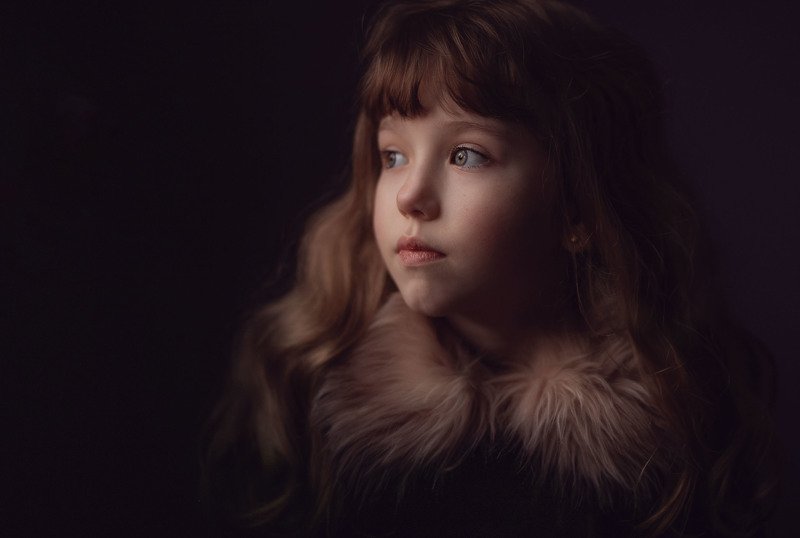 девочка ребенок грусть мех взгляд детство одиночество уныние У окна. фото превью