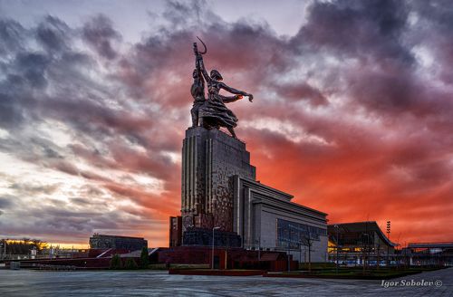 Памятник Рабочему и Колхознице