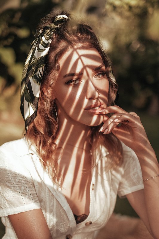 девушка, портрет, лето, трава, зелень, nature, бали, остров, пальмы, девушка в шляпе, солнце, свет, зеленые глаза Диана фото превью