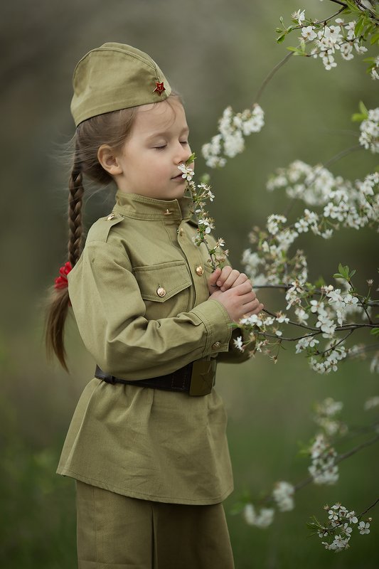 День Победы, 9 мая, весна, цветущие сады, портрет девочки, детский фотограф, семейный фотограф, форма, деити, девочка, портретист Портрет ко дню Победы фото превью