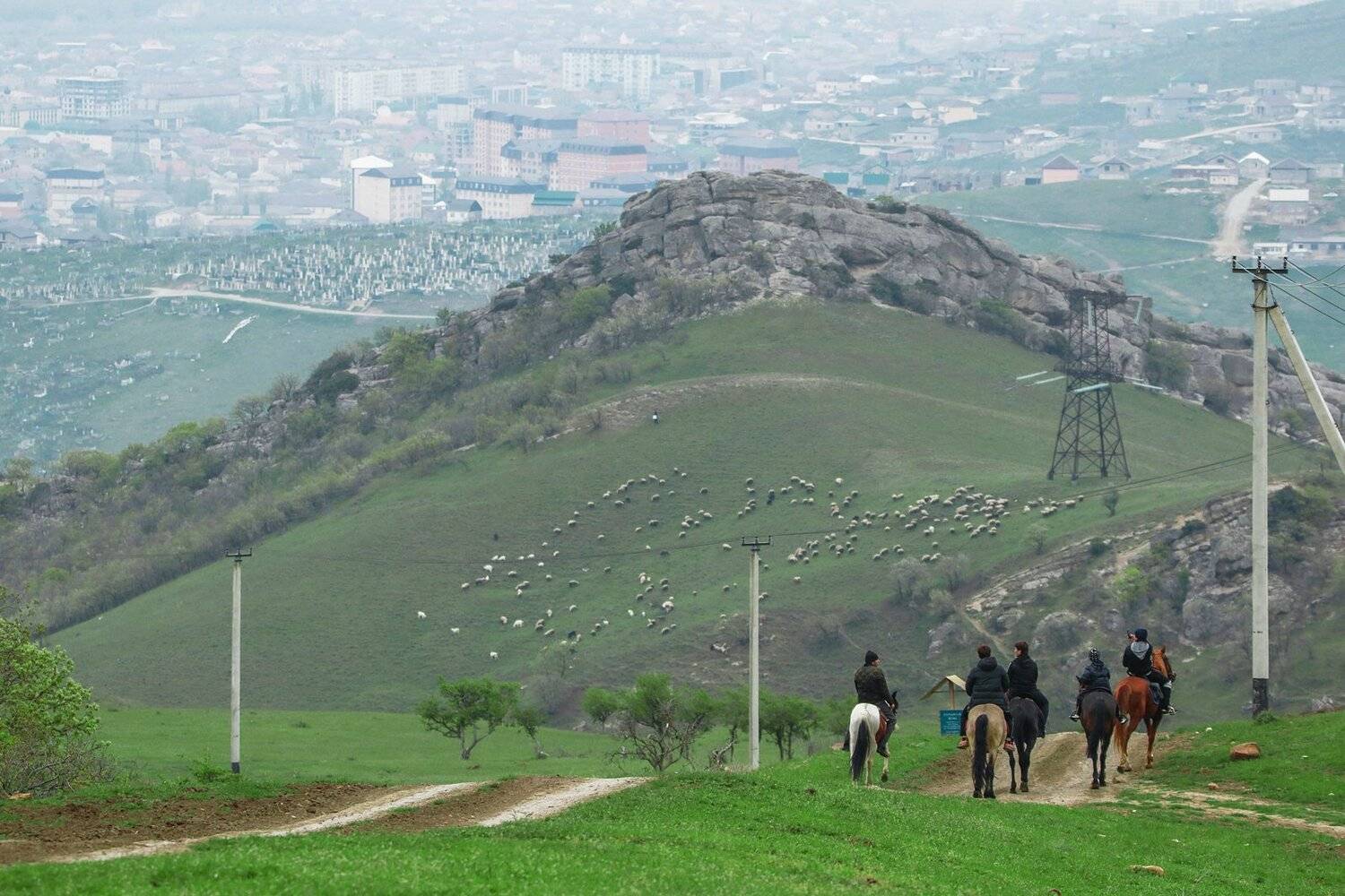 махачкала,горы,пригород,окраина,город,пейзаж,люди.лошади,овцы,, Marat Magov