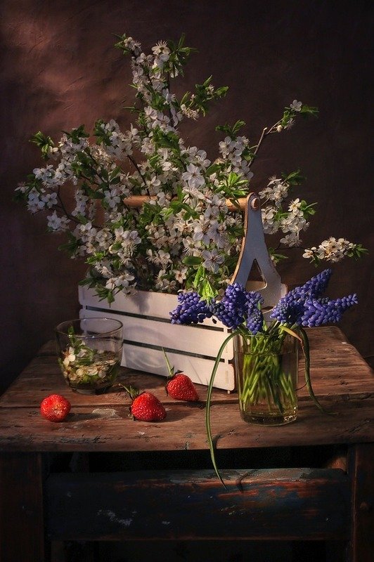 натюрморт,весна,клубника,цветы, Один раз в год сады цветут.... фото превью