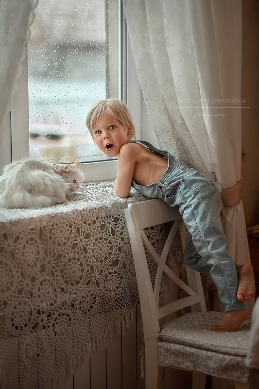 мальчик, дневной свет, дети, художественная фотография, фотосессия на природе, борщевик, улица, природа дождливый день фото превью